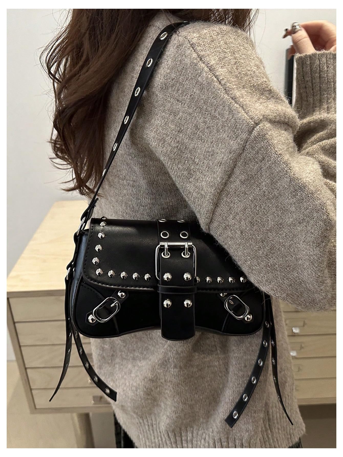 Black studded buckle shoulder bag - Image 5