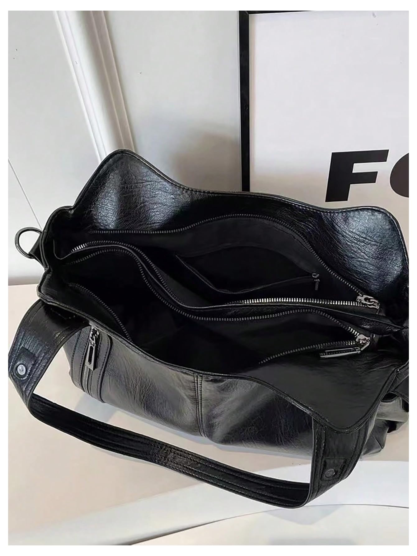 Black shoulder bag with zippered pocket - Image 4